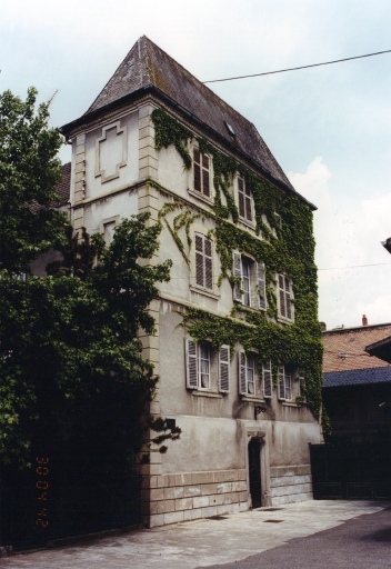 Tour accolée au pignon est.