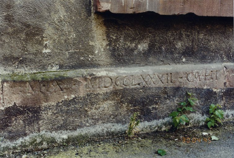 Linteau daté 1782, scellé dans le soubassement de l'usine.