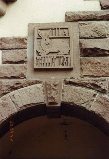 Pierre sculptée avec appellation de la maison.