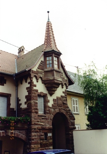 Détail de l'avant-corps avec la logette.