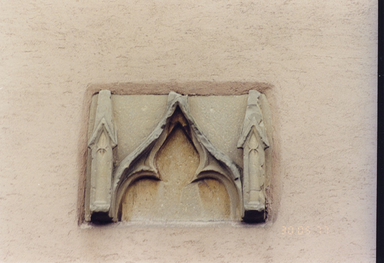 Remploi dans le pignon est de la dépendance. Vue de détail.