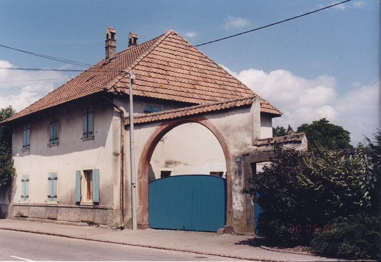 Vue du sud de la ferme et du portail d'entrée.