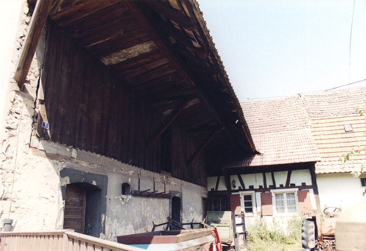 Logis et dépendances, depuis l'ouest. Vue d'ensemble.