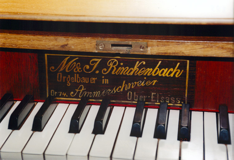 Orgue, par M. Et J. Rinckenbach, 1901. Vue de détail de la console : marque du facteur d'orgues.