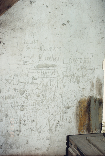 Graffiti dans la tour de clocher, au niveau du soufflet de l'orgue. Vue de détail.