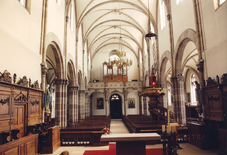 Intérieur de l'église, depuis le choeur. Vue d'ensemble.