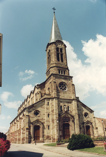 Tour-porche et façade. Vue d'ensemble.