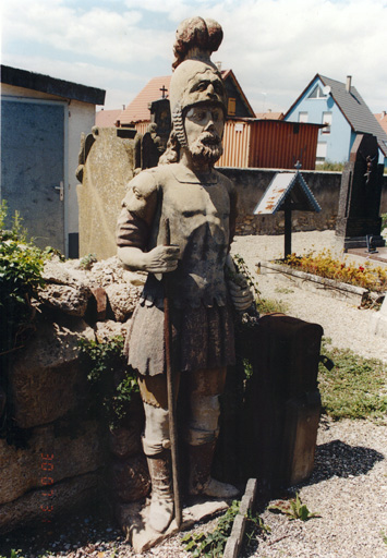 Légionnaire gardant le tombeau. Vue de trois-quarts face.