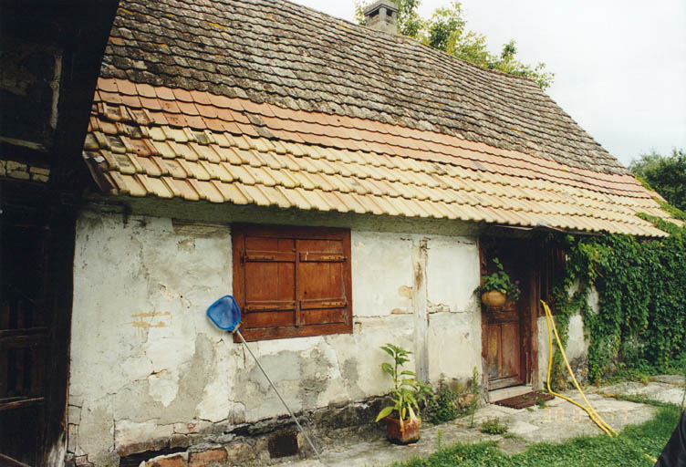 Logis depuis le nord : entrée sur gouttereau côté cour.