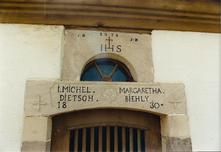 Linteau de la porte.