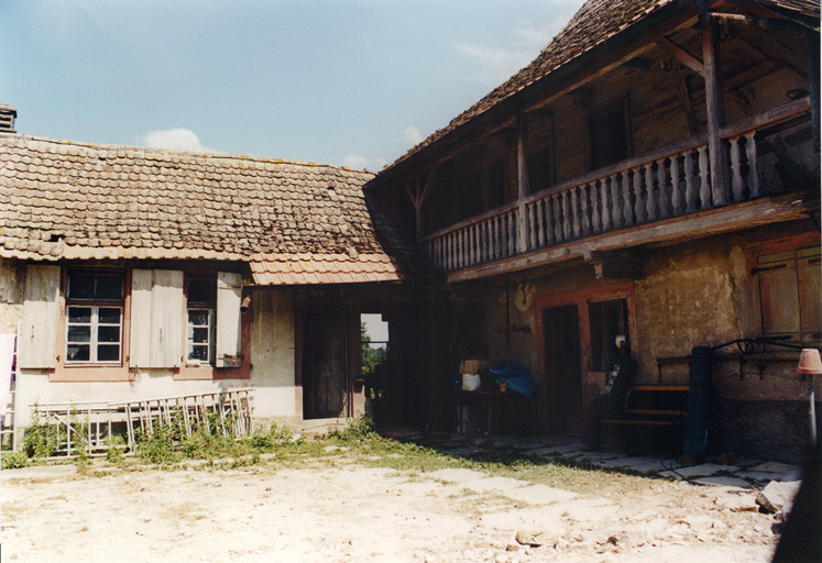 Coursière du logis du 18e siècle et dépendances en retour.
