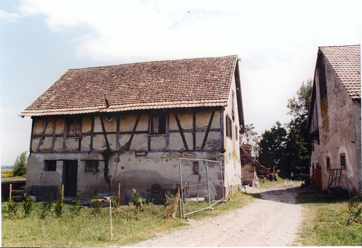 Vue d'ensemble, depuis le nord. Entrée de la cour avec logis du 19e siècle.