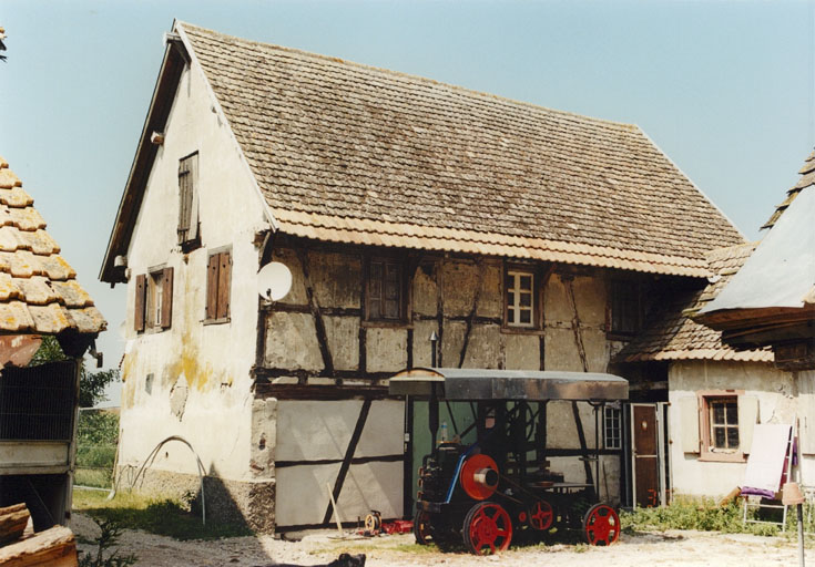 Vue d'ensemble, depuis le sud-est. Logis du 19e siècle, gouttereau sur cour.
