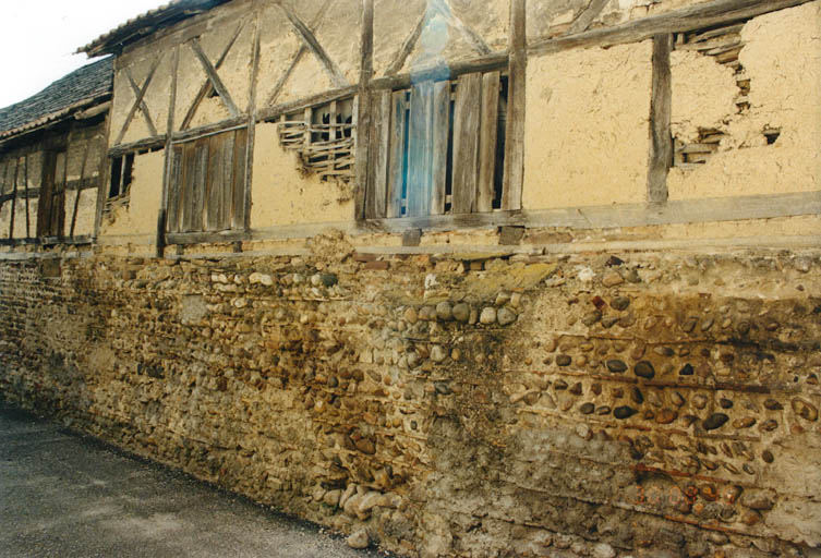 Gouttereau extérieur des dépendances depuis l'est.