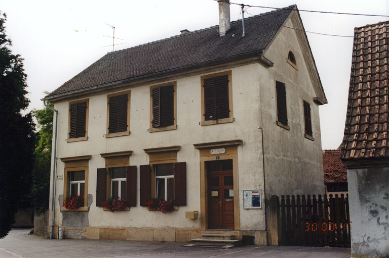 L'école depuis le nord. Vue d'ensemble.