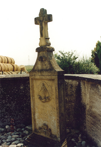 Monument sépulcral, milieu 19e siècle. Vue de trois-quarts face, côté droit.