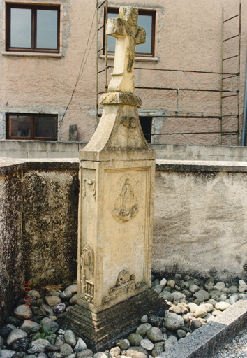 Monument sépulcral, milieu 19e siècle. Vue de trois-quarts face, côté gauche.