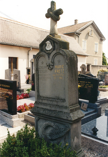 Monument sépulcral de la famille Fuerling-Fretz, par Fr. Roth.