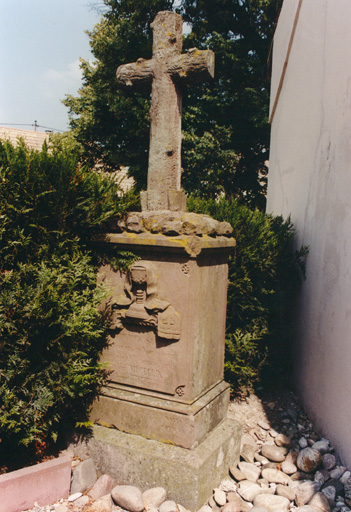 Monument sépulcral du curé Louis Sourt, par Barta.