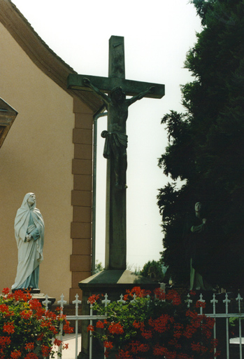 Croix de cimetière, 1855 ; statues en fonte, 1931. Vue d'ensemble.