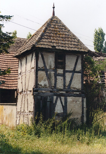 Pigeonnier au centre de la cour. Vue d'ensemble.