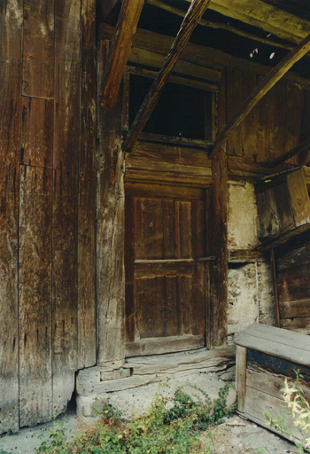 Vue de détail du hangar : porte piétonne.