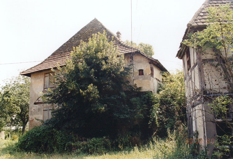 Logis, depuis la cour (pignon nord). Vue d'ensemble.