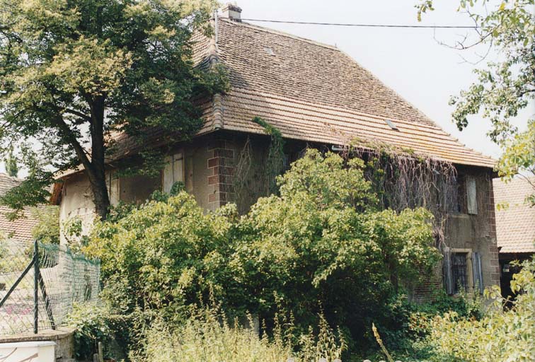 Logis, depuis le portail de la ferme. Vue d'ensemble.