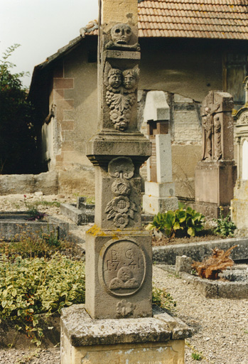 Socle et base de la croix de 1741. Vue de détail.