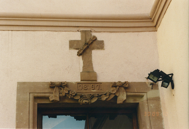 Linteau de la porte d'entrée, située dans la tourelle d'escalier. Vue de détail.