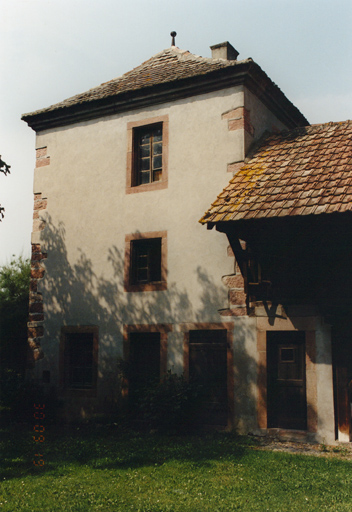 Mur est du pigeonnier, avec hangar accolé.
