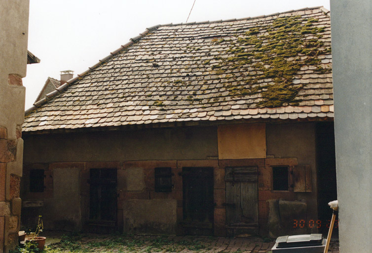 Porcherie accolée au pignon est du logis.