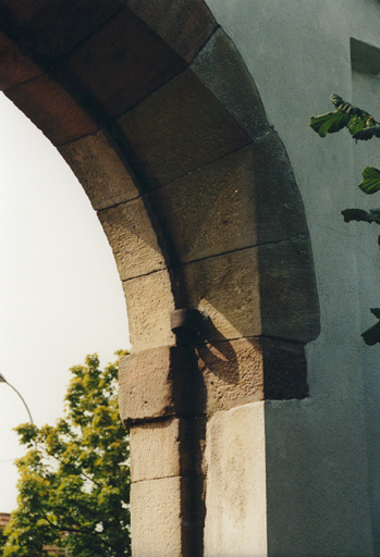 Porte cochère : intrados et gond de la porte. Vue de détail.