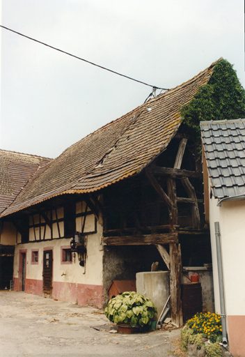 Grange (18ème siècle ?) en pan de bois. Vue d'ensemble.