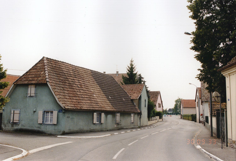 Rue Principale, depuis le nord ; à l'angle, ferme au n° 1 rue de l'église. Vue d'ensemble.