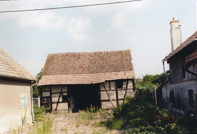 Dépendance en pan de bois et hourdis en briques.