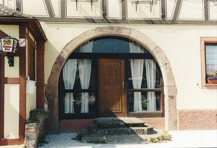 Porte cochère, gouttereau sur rue du logis.