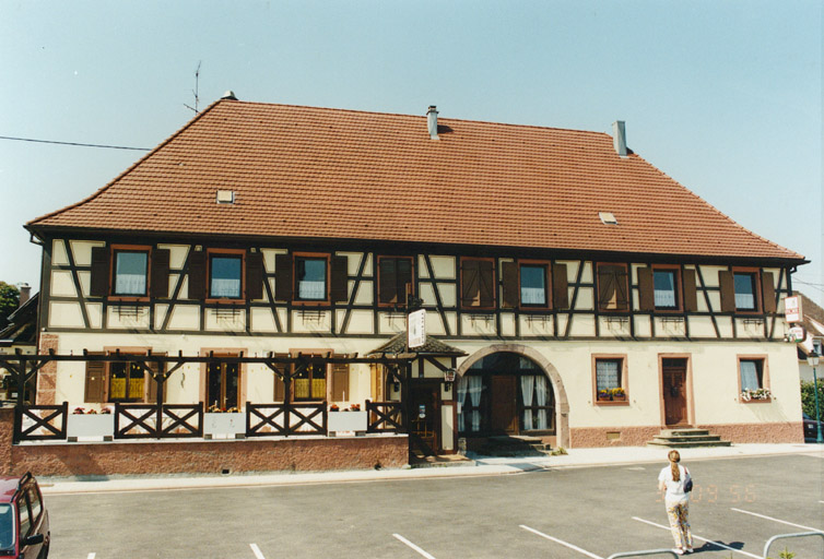 Vue d'ensemble du logis gouttereau sur rue, depuis le nord-est.