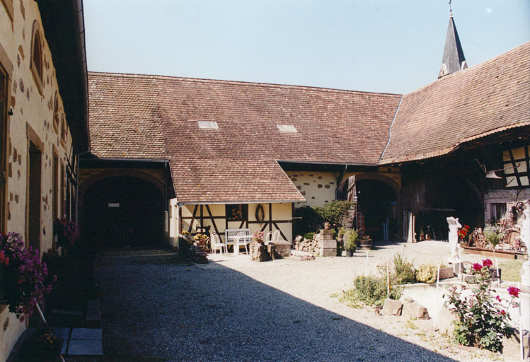 Vue d'ensemble de la cour depuis le nord-est ; date de 1839 sur une porte cochère.