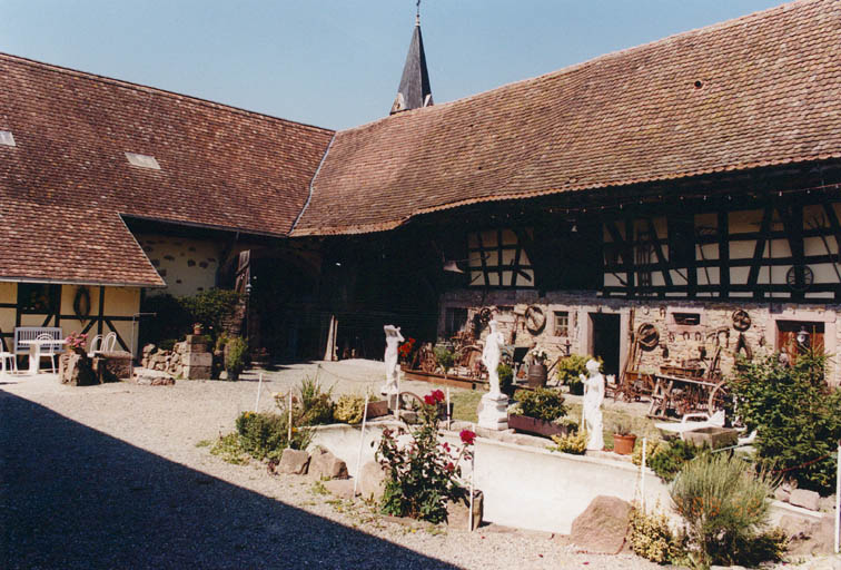 Vue de l'angle ouest des dépendances.