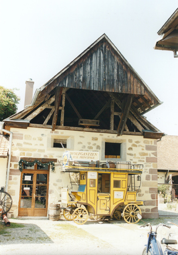 Vue du pignon nord-est du bâtiment en maçonnerie sur cour.
