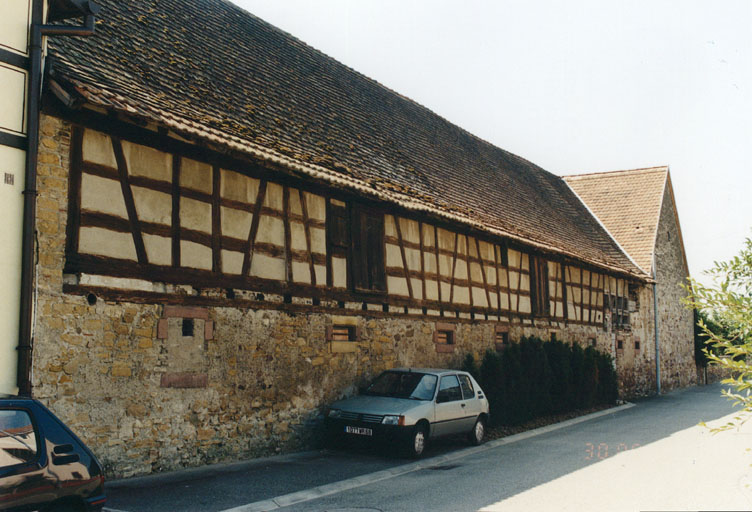 Vue depuis l'ouest du gouttereau arrière de l'écurie.