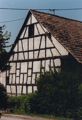 Pignon de la grange avec pan de bois ancien (remanié).
