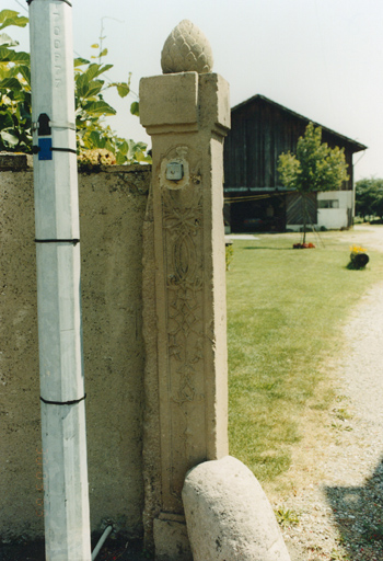 Pilier (gauche) de la cour, 18e siècle.