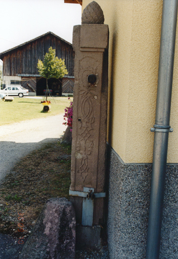 Pilier (droit) de la cour, 18e siècle.