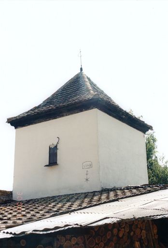 Partie supérieure du pigeonnier avec ouverture d'envol et la date de 1548. Vue de détail.