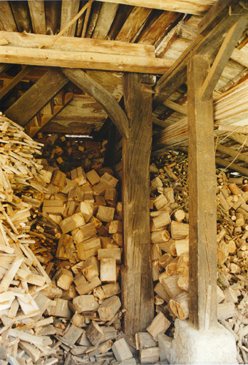 Poteaux en chêne du pigeonnier. Vue de détail.