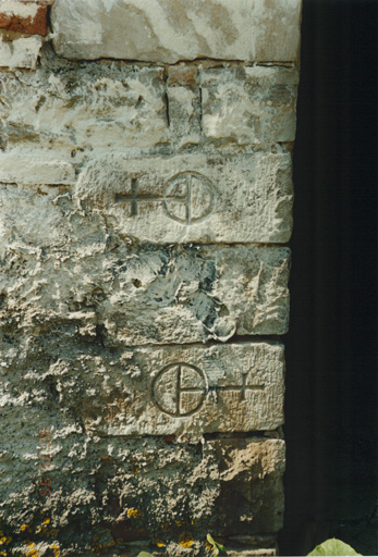 Bornes remployées dans le chaînage d'angle de l'étable. Vue de détail.