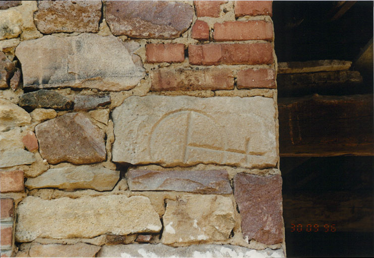 Fragments de bornes remployés dans le chaînage d'angle de l'écurie.