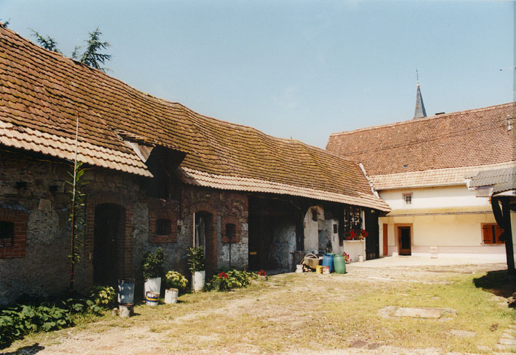 Dépendances (écurie, hangar, cave à betteraves, cave à vin) et logis depuis le sud-ouest. Vue d'ensemble.